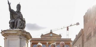 Il saluto di Paolo Gentiloni durante la visita ai cantieri del centro storico UffStampa Comune RN Gentiloni_RIC5724
