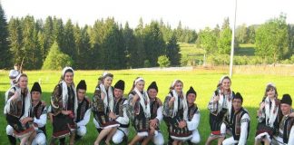 A Piacenza il Festival internazionale dei Giovani, ritmi balcanici e arti orientali in piazza Cavalli ansambulfolcloric
