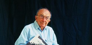 beppe zagaglia su pila di libri