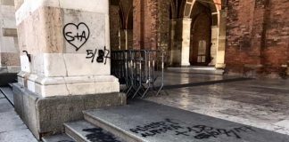 Piacenza: deturpano con vernice spray Palazzo Gotico vandalismo palazzo gotico-3