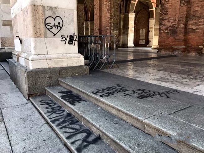 vandalismo palazzo gotico-3
