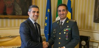 2017 09 25 Pizzarotti saluto Comandante Guardia Finanza-1