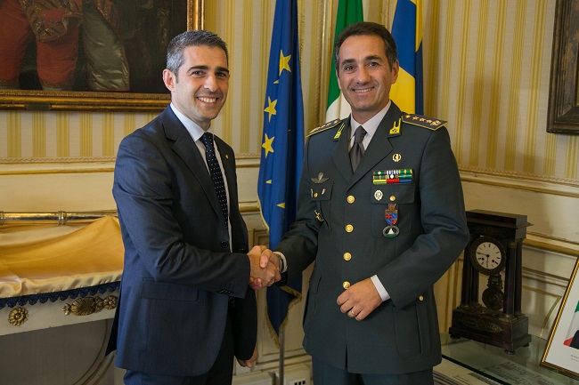 2017 09 25 Pizzarotti saluto Comandante Guardia Finanza-1