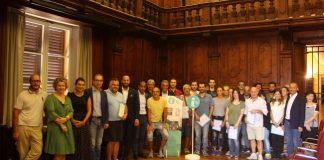 Foto di gruppo consegna attestati infopoint