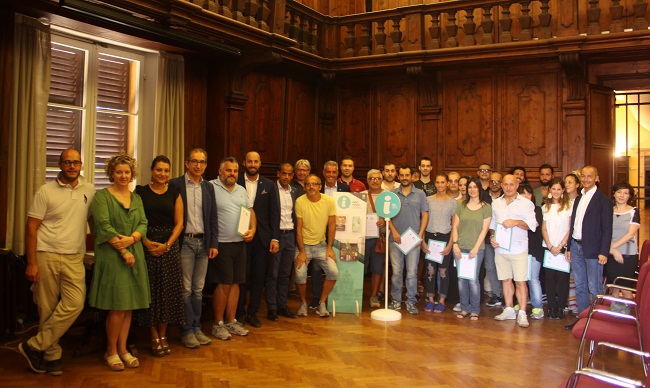Foto di gruppo consegna attestati infopoint