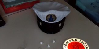 Ferrara: lasciano la cocaina in una buchetta della pubblicità in via Ortigara materiale rinvenuto