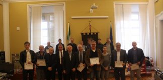 Consegnati gli ‘attestati di gratitudine’ a 25 volontari Avis che hanno concluso il loro impregno di donatori Attestati AVIS