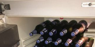 Bologna: Piazza San Francesco, vigili incastrano venditore abusivo di birre e sgominano quartier generale frigorifero-a