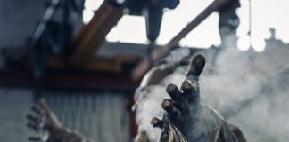 statua Luciano Pavarotti di Stefano Pierotti lavorazione con la fiamma foto Mara Mazzei