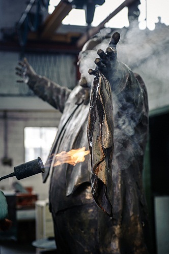 statua Luciano Pavarotti di Stefano Pierotti lavorazione con la fiamma foto Mara Mazzei