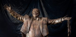 statua pavarotti orizzontale su sfondo telo foto di Mara Mazzei