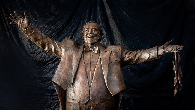 statua pavarotti orizzontale su sfondo telo foto di Mara Mazzei