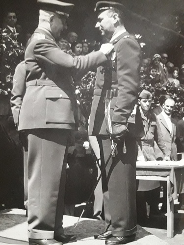 Luigi Gorrini nel 1958 mentre riceve la medaglia d'oro al valore militare