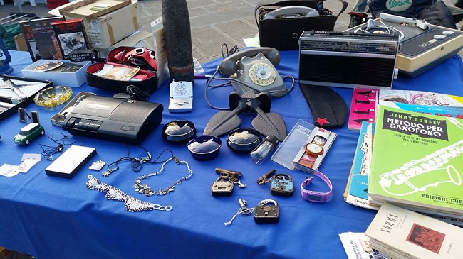 espositore a baule in piazza