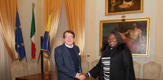 L’ambasciatrice del Ghana ricevuta dal sindaco di Modena sindaco muzzarelli e ambasciatrice ghana