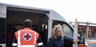 L’assessora al Servizio di Integrazione Scolastica Ines Seletti insieme ai ragazzi del Servizio di trasporto disabili 2017 12 05 Seletti trasporto disabili