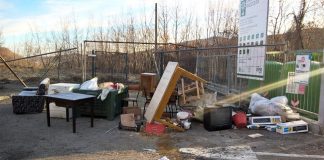 Rifiuti abbandonati davanti al centro di raccolta comunale di Calizzo