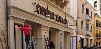 Fulgor, in attesa dell’apertura del 20 gennaio: il montaggio delle bacheche esterne fulgor bacheche 02