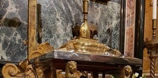 Reliquiario di S.Ilario- nella Festa del S. Patrono per un giorno esposto nella cappella del Comune di Parma 20180113_165405