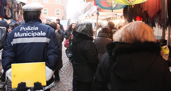 fiera san geminiano bancarelle e controlli vigili