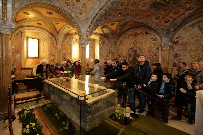 san geminiano preghiere nella cripta al sepolcro del santo