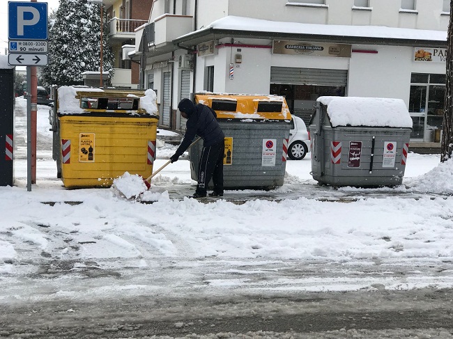 Profughi spalano neve Vigne 1