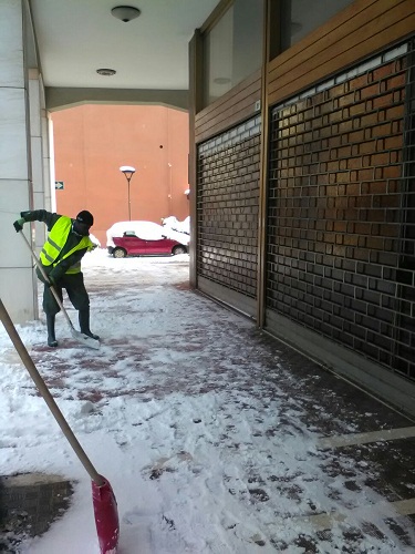 Profughi spalano neve via Albertini