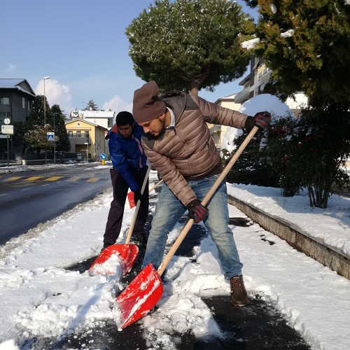 Profughi spalano neve via Cervese S Egidio 1