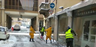Profughi spalano neve via Roverella
