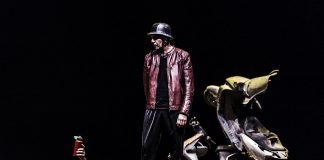 “Qui e ora”, al Teatro Novelli un ritratto amaro e ironico della società contemporanea (mercoledì 28 febbraio) foto 1_Qui e Ora_-® Arianna Fraccon_low