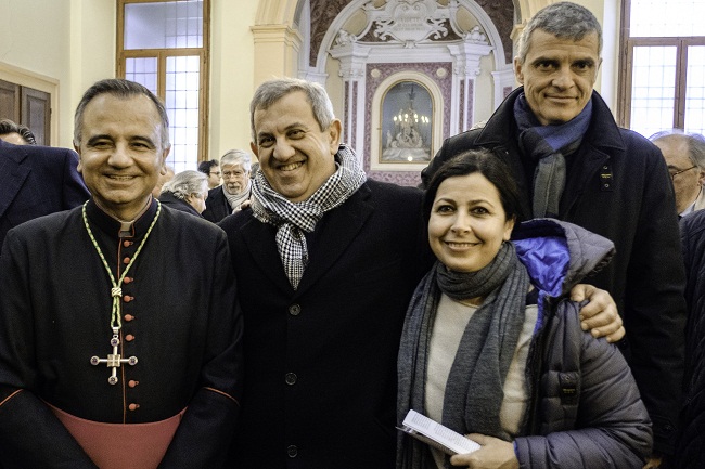vescovo e delegazione ponte verso betlemme foto luigi ottani