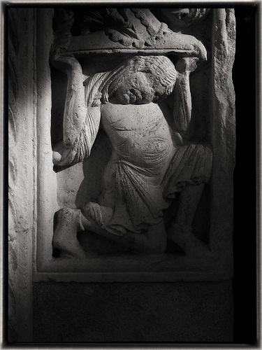 Telamone- partcolare dello stipite del Portale Maggiore del Duomo di Modena