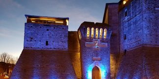 Giornata Mondiale dell’Autismo: Castel Sismondo illuminato di blu per sensibilizzare l’opinione pubblica e promuovere la ricerca castelsismondo blu 1