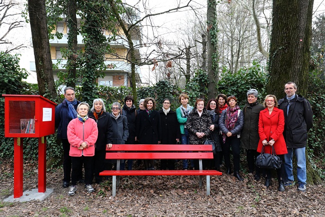panchine rosse 2-gruppo