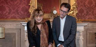L’attrice bolognese Piera Degli Esposti firma in Sala Rossa il Libro d’Onore degli ospiti illustri della Città di Bologna salarossa