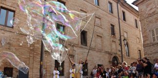 FISH & BUBBLES con Michele Cafaggi questa sera a Piacenza