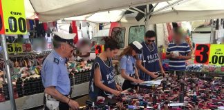 Sul banco della Piazzola vendeva cosmetici contraffatti, denunciato dalla Polizia Municipale di Bologna Bologna