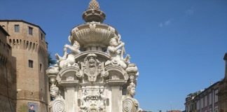 Fontana Masini imbrattata: sopralluogo questa mattina insieme alla restauratrice Amelia Negretti Cesena