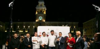 Grande successo per la Cena dei Mille e premio “Premio alla Creatività di Parma Città Creativa della Gastronomia UNESCO” allo chef Carlo Cracco