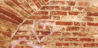 Atti vandalici all’Arco d’Augusto, l’Amministrazione presenta denuncia contro ignoti