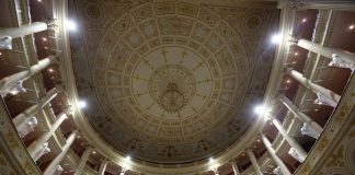 Studenti e nonni spettatori in anteprima per una versione smart de Il barbiere di Siviglia