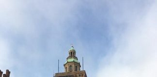 Restauro della Torre dell’Orologio, ecco il ponteggio: da domenica stop ai rintocchi, torneranno a Natale