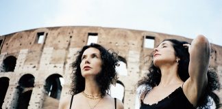 L’eleganza e la perfezione delle sorelle Labèque per l’omaggio a Leonard Bernstein