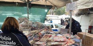La Polizia Municipale di Bologna sequestra un banco di vendita in Piazzola