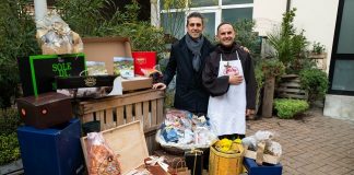 Il sindaco Federico Pizzarotti consegna i pacchi dono giunti in Municipio alla mensa di Padre Lino