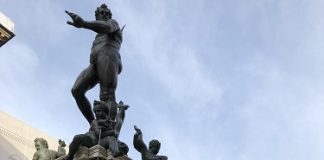 Risplende la Fontana del Nettuno, terminati i lavori di pulizia