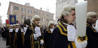 San Geminiano: in corteo per il Patrono con olio e ceri