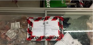 Tutela dei consumatori, la Polizia Locale sequestra più di 900 confezioni di alimenti e cosmetici in un negozio di vicinato in Bolognina
