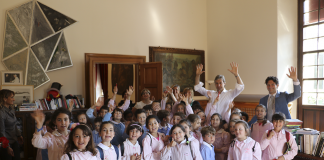 I bambini della scuola Fellini donano al Sindaco un libro con i racconti scritti da loro sui simboli della città