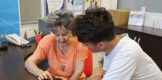 Nonna Paola a scuola di smartphone